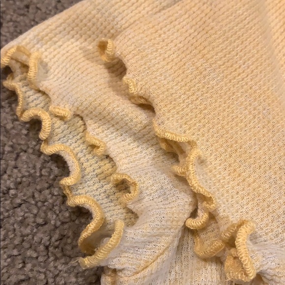 Yellow ruffled t-shirt - Picture 3 of 3